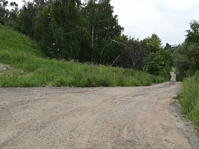 широкая проселочная  насыпная дорога в лесополосе вдоль Домодедовского кладбища