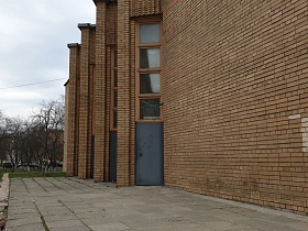 кирпичная стена-книжка с высокими окнами двухэтажного здания столовой СССР