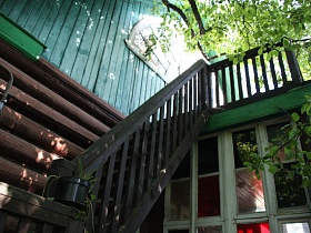 деревянная лестница с перилами на открытый балкон советской деревяной художественной дачи-музей