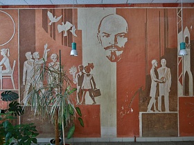 стена в школе отражает эпоху времен СССР