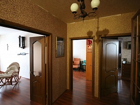 открытые двери в разные комнаты обычной квартиры в стандартном доме