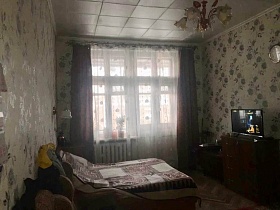 деревянная люстра со стеклянными плафонами на подвесном потолке спальной комнаты двухкомнатной квартиры эпохи СССР