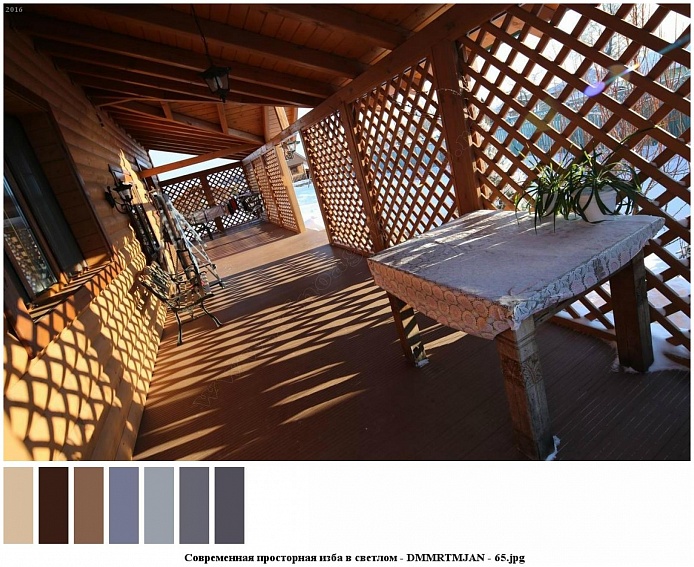 комнатные цветы на столе с клеенкой, стулья на полу деревянной террасы с декоративным решетчатым забором