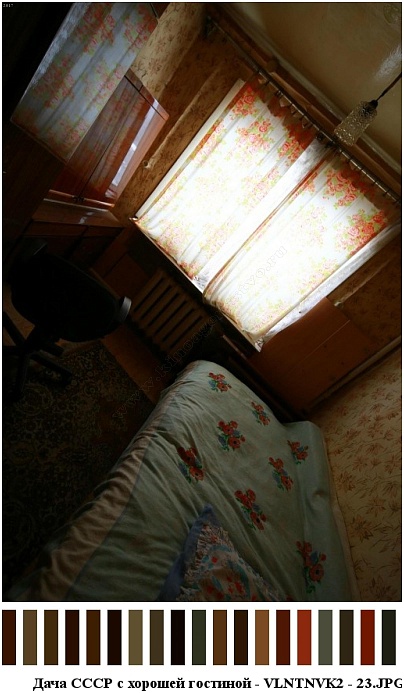 шторы с красными цветами на окне спальни дачи эпохи СССР