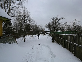 сугробы снега на дачном участке