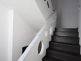 красивая лестница в черно белом цвете в доме Диджея