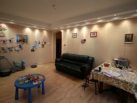 детские рисунки, картины на персиковых стенах гостиной в семейной трешке Север-Куркино