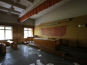 огромная деревянная трибуна на подиуме в конференц зале СССР для военных в лофт здании