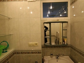 навесной шкафчик с зеркальными дверцами над белой раковиной в нише ванной комнаты с белой плиткой наверху стен и зеленой по низу