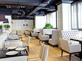 просторный уютный зал ресторана в черно белом цвете