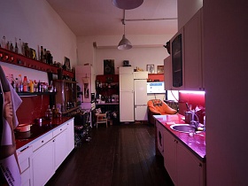 кухня лофт Байкера в розово сиреневом цвете