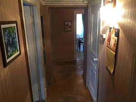 перекидной бумажный календарь, цветочная картина в рамке на полосатой стене небольшого коридора с белыми дверьми в ванную и санкомнату кв 27