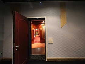 Дверь в потайной зал в ночном клубе