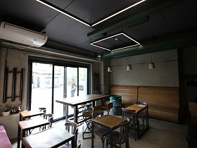 темный потолок в лофт кафе