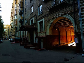 арка для перехода в кирпичном сталинском доме