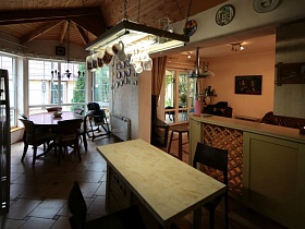 высокие стулья у барного деревянного стола в зоне кухни современной классической семейной дачи