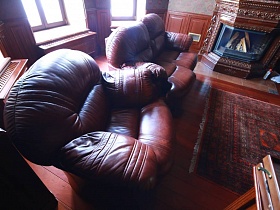 кожаная мягкая мебель в кабинете красивого особняка