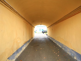 Внутри арки в старом московском дворе