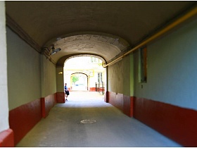 длинный арочный переход с коричневыми панелями и освещением в потолочной части дома на Долгоруковской
