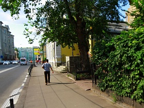 широкий пешеходный тротуар рядом с красивым особняком в Москве