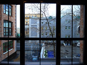 Лофт, двор лофт, окно в лофт стиле, большое металлическое окно в лофт квартире