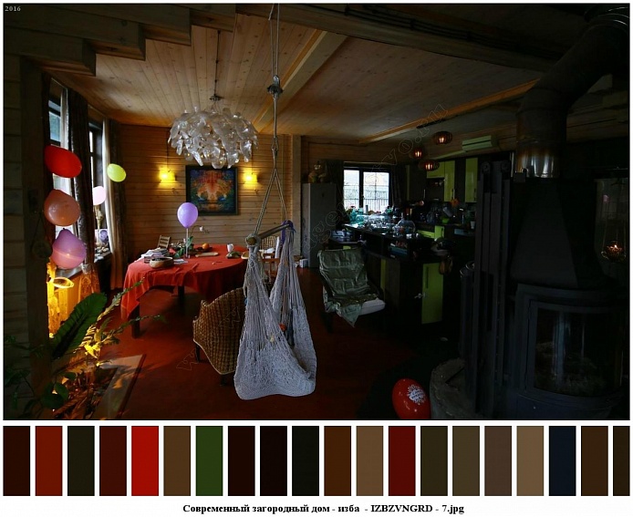 белый гамак и разноцветные шары на дверном проеме столовой с бра и картиной на стене, круглым столом с красной скатертью в гостиной современного загородного дома