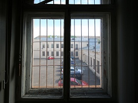 Вид из окна КГБ во внутренний двор секретного НИИ