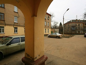 придомовой участок провинциального дворика с подъезда немецкой трехэтажки