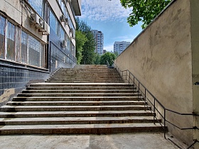 Широкая лестница у института в переулке