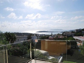 прозрачный балкон, вид на пальмы и море