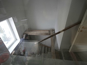 комната с лестницей в стадии ремонта в доме с ярко кухней