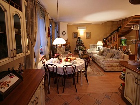 бежевая мебель кухни в просторной уютной комнате лесной дачи в соснах