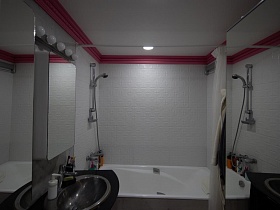 навесные шкафы с зеркальными дверцами в светлой ванной комнате современной трехкомнатной квартире