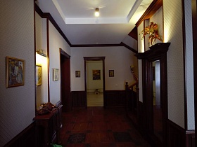 просторный холл с картинами на стенах