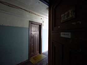 открытая дверь на кухню с общего коридора в общежитии