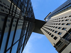 современное высотное здание с остекленным фасадом бизнес центра с вертолетной площадкой и паркингом