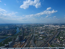 прекрасный панорамный вид города по обе стороны реки с открытой смотровой площадки башни "Око" современного небоскреба Москва-Сити