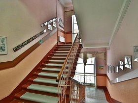 лестница с перилами ведет на этажи типовой школы