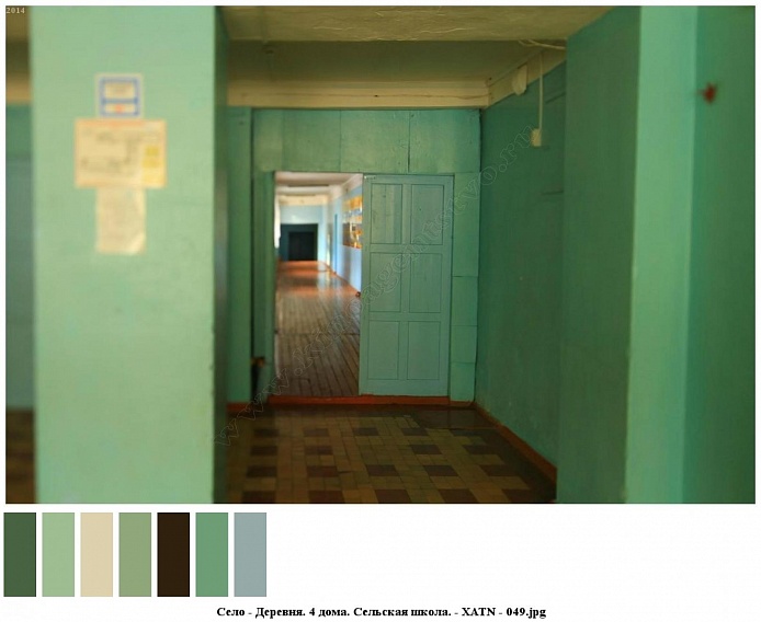 голубые стены школьного коридора с колоннами и бежево-коричневой плиткой на полу
