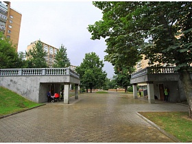 две смотровые площадки с рельефными перилами у входа в парк с фонтанами