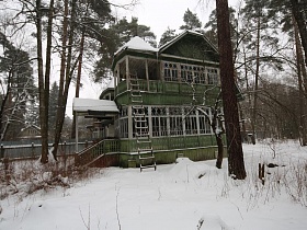 Классическая двухэтажная дача в зимнее время года