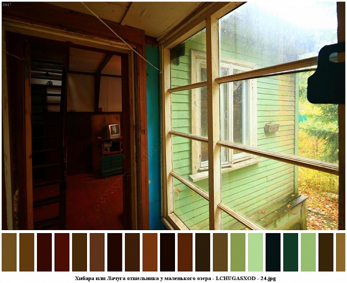 открытая дверь веранды в гостиную с деревянной лестницей на второй этаж жилого домика у маленького озера