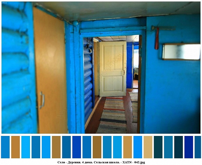 деревянные стены комнат жилого дома, окрашенны в голубой и синие цвета