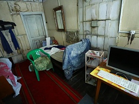 рядом с железной кроватью столик с компьютером в комнате Советской дачи