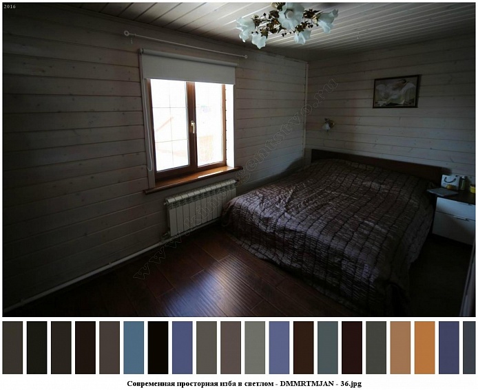 картина над коричневой большой кроватью с полосатым покрывалом у окна с жалюзи в спальне просторного деревянного дома