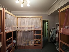 двухярусные кровати с лестницей