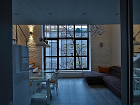 Лофт белая стена, лофт, большое окно в лофт стиле, металиическое черное окно во всю стену в лофт квартире