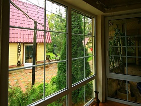 застекленная веранда с большими окнами на семейной классической даче