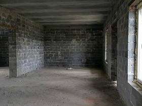 просторная комната в недостроенном доме из шлакоблока в коттеджном поселке