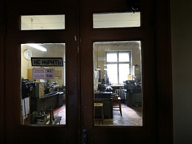 Стеклянные двери в помещение завода СССР